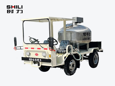 1方電動(dòng)四輪犢牛喂奶車（立式罐、帶攪拌）