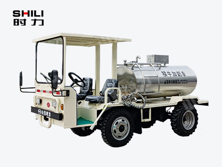 1方電動(dòng)四輪犢牛喂奶車（臥式罐、帶攪拌）